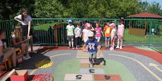 A tak děti skáčou v pytli, chodí po papírových stopách přes vodu, zavařují, hrají kriket a shazují kelímky. Den Deti V Materske Skole Louny V Domcich 2427 Zs Louny Skolni 2426