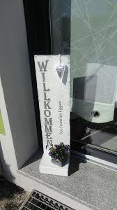 Tursteher Turschild Willkommen Mit Familienname Auch Eine Tursteher Turschild Willkommen Mit In 2020 Turschilder Turschild Holz Hochzeitsgeschenke Selbstgemacht