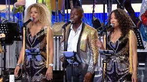 Le chanteur travaille avec bénabar actuellement, mais dans le passé, il a déjà accompagné quelques chanteurs comme alain souchon et jenifer. N Oubliez Pas Les Paroles Manu Le Choriste A Chante Avec De Grandes Stars Soirmag