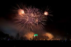 .working through the available options before making a final decision on whether to hold the usual new year fireworks display centred on the london eye to see in 2021. Tower Hamlets Feuerwerk Im Victoria Park London 2021