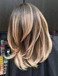 This girl has dyed her hair in three shades of light blonde, dark and golden to create an innovative style. Hair Layered Medium Straight Shoulder Length 65 Ideas Medium Layered Hair Medium Hair Color Hair Color Highlights