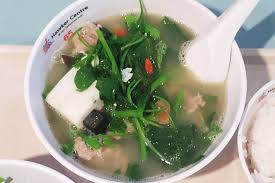 Add chicken stock, tomato, garlic and ginger to a pot. 9 Healthy Spinach Soup Places For The Health Conscious Singaporean To Iron Out Their Diet At