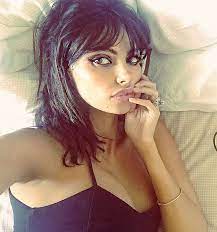 Micuta a venit pe lume prin cezariana, din cate noteaza tabloidele. MÄƒdÄƒlina Ghenea S A Externat La Fel Cum A NÄƒscut In Mare Secret Click