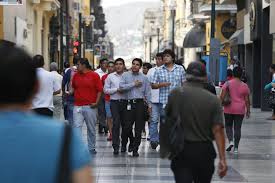 Estraticacin de clase social que se aplica a las personas con un nivel socioeconmico medio que se sita entre la clase obrera y la clase alta. Clase Media Crecio 4 5 En El 2018 Y Representa El 44 7 De La Poblacion Peruana Economia Gestion