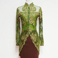 Bagian belakang gaun dibuat berekor sehingga tampak mewah dan glamour. Kebaya Empire