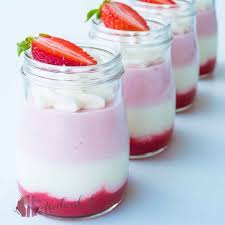 Leichtes Schichtdessert Mit Erdbeeren Nachtisch Mit Erdbeeren Dessert Rezepte Einfach Erdbeer Dessert