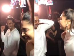 Watch Ranveer Singh And Deepika Padukone Burn The Dance Floor As They Groove To Punjabi Songs At 83 Wrap Up Party Watch deepika padukone's exquisite dance 'mohe rang do laal' from bajirao mastani.