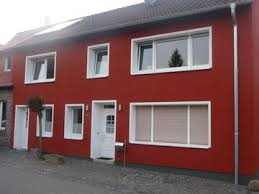 Ein Dunkles Rot Gibt Dieser Hausfassade Eine Tolle Optik Malerarbeiten Aller Art Von Malermeister Stefan Althoff I Hausfassade Fassadengestaltung Malermeister