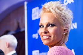 Jeg er lei og forbanna på at Pamela Anderson får skryt for å "aldres med  stil" og "uten sminke". Ja, jeg er glad for at hun virker lykkeligere, men  det krevde mye