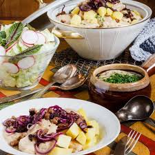 an omas kuchentisch verheiratete grumbeeren mehlkneppcher verbinden sich in einer schnittlauchsauce madam rote rube die landkuche rezept ruben lebensmittel essen kuche tisch