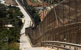 Valla de ceuta y melilla alrededor de 30.000 africanos están a la espera de poder entrar ilegalmente a españa existen redes mafiosas que se encargan de organizar y planear las entradas de africanos a ceuta y a melilla por medio de barcos motorizados, de coches con doble fondo a Espana Empezara A Retirar En Menos De Dos Semanas Las Concertinas De La Valla De Ceuta Y Melilla Espana El Pais