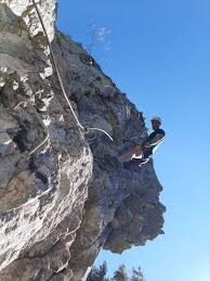 „treptele sunt rare, destul de depărtate și plasate doar în zonele surplombate (sau complet lipsite de prize naturale). Un Nou Traseu De Via Ferrata La È™uncuiuÈ™ Podul Indian Bihon