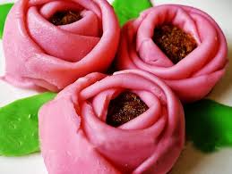 Sehingga, anda bisa langsung mengukus singkong dalam jumlah banyak dan matangnya pun merata. Cara Membuat Kue Mawar Singkong Pelangi Keju Kukus Menuresepkue Com