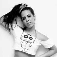 No dia 7 de setembro de 2017, depois de oito anos de sua estréia e vários desentendimentos com gravadoras e produtores musicais. Flora Matos Linda Flor By Lazei