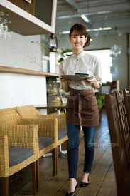 カフェで働く女性店員[10736003046]の写真・イラスト素材｜アマナイメージズ