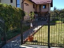 Manastirea curtea de arges se afla pe bulevardul basarabilor nr. Pensiuni Curtea De Arges Pensiuni In Natura