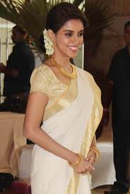Adding layers on short hair adds more texture, fullness, and dimension, which is great for women with thin hair. The Kerala Saree White And Gold How Could That Ever Ever Go Wrong Kerala Traditional Saree Kasavu Saree Set Saree