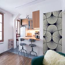 Decoration D Un T2 Avec Kitchenette Tabouret Industriels Et Sticker Pour Porte Imitant Les Tissus Wax Africains Comme Des Jo Porte De Chambre Deco Deco Maison