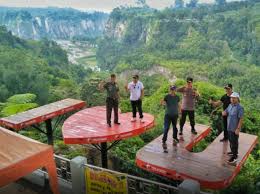 Selain kawah ijen, tempat percutian menarik di indonesia ini juga mempunyai kawasan menggemaskan lainnya yaitu taman nasional meru beitiri. Infopublik Berbagai Spot Wisata Lirik Pengunjung Bukittinggi
