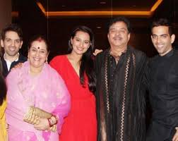 Bollywood is the biggest hindi film industry in the world, as you can find most gorgeous and alluring actress in this industry. Bollywood Stars And Their Family Pics