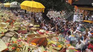 Mohon dibedakan antara gerah sakit dan gerah dalam arti kepanasan dan disesuaikan dengan konteks kalimatnya. 15 Contoh Ucapan Selamat Hari Raya Galungan Dalam Bahasa Bali Dan Indonesia Tribun Bali