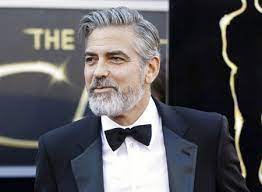 وفي 2001 قدم فيلم عصابة أوشن الإحدى عشر(المقتبس من فيلم تم إنتاجه عام 1960من بطولة فرانك سيناترا، وشاركه البطولة النجم جورج كلوني وأخرجه ستيفن سودبيرج، وحقق نجاحًا ملحوظًا فكان الجزء الأول من. ØµÙˆØ±Ø© Ø¬ÙˆØ±Ø¬ ÙƒÙ„ÙˆÙ†ÙŠ ÙˆÙ‡Ùˆ Ø·ÙÙ„ ØµØ§Ø¯Ù…Ø©