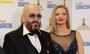 Артист долго переживал смерть жены, однако молодая возлюбленная, с которой, к слову, шуфутинский был знаком. Novaya Sputnica Mihaila Shufutinskogo Kto Ona