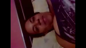 Novinha se masturbando no quarto - XNXX.COM