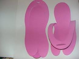 como muitas me pediram segue o molde dos chinelos em eva recorte o molde no eva apos recorte nos pontilhados e encaixe o numer chinelo como fazer pantufa molde