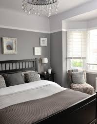 Gray is halfway between white and black, and its qualities can be exploited using it as a backdrop for bright splashes of color in ornaments and accessories. Traditional Elegant Grey Bedroom The Room Edit Wohnen Schlafzimmerrenovierung Wohn Schlafzimmer