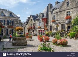 Rochefort en terre vacation rentals. Frankreich Morbihan Rochefort En Terre Les Plus Beaux Villages De France Schonste Dorfer Frankreichs Place Du Puits Frankreich Mo Stockfotografie Alamy