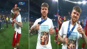 ¡moi gómez tuvo opción de disparo, pero cedió a alberto moreno y el remate del lateral se fue desviado! Tottenham Vs Liverpool Alberto Moreno Wears T Shirt To Remember Reyes I Love You Brother Marca In English