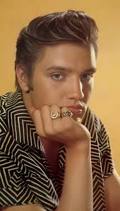 try to see beyond the appearance, go beyond the substance. We are attracted  by what the eyes see, but we forget what the soul needs. Happy friday Elvis  friends 💕