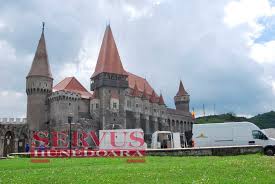 Și anul acesta a ales sa se odihnească pe plajele cu nisip auriu din miami, acolo unde a fost surprins de un conațional la sfârșitul lunii iunie. FilmÄƒrile Pentru Pelicula AmericanÄƒ CÄƒlugÄƒriÈ›a In Toi La Castelul Corvinilor Imagini Din Timpul InregistrÄƒrilor Foto Servuspress