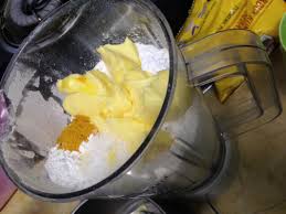 • kemudian, barulah celupkan pisang ke dalam adonan tepung hingga seluruh bagian pisang diselimuti tepung. Cara Hasilkan Bancuhan Tepung Pisang Goreng Tanpa Kapur Tapi Hasilnya Rangup Berkerak