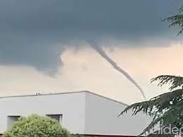 Il presidente del comitato di gestione della fondazione m.a. Le Immagini Della Spettacolare Tromba D Aria In Provincia Di Novara Corriere Tv