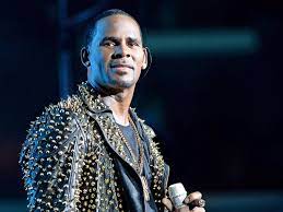 Kelly über missbrauchsvorwürfe gegen den musiker (52), haben polizei und bauaufsichtsbehörde von chicago sein tonstudio durchsucht und. Das Ende Der Schonfrist Es Wird Ernst Fur R Kelly