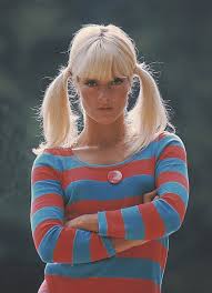 Sylvie vartan se brosse les dents sylvie vartan vit à los angeles sylvie vartan a de long cheveux blonds dans lesquels joue le vent sylvie vartan aime les enfants sylvie vartan chante à broadway. Sylvie Vartan 1960s Oldschoolcool