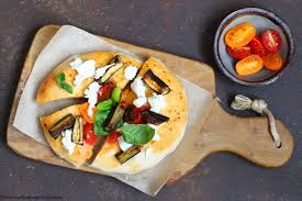 Poggiate al centro dell'impasto le fette di melanzane fritte e ricoprite con i pomodorini tagliati in 4 parti Pizza Con Burrata Melanzane E Pomodori La Cuoca Eclettica