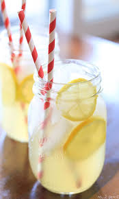 Serviamo la nostra limonata con qualche fettina di limone e bella fresca aspettando che il ghiaccio la rinfreschi. Ricetta Limonata Fatta In Casa Ricetta Semplice E Salutare