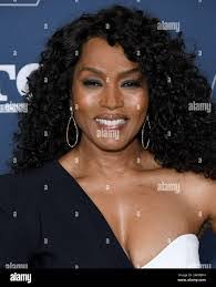 Holly Bassett's Instagram, Twitter & Facebook