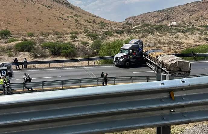 Mexico–Querétaro Highway traffic disrupted by trailer truck crash