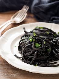 Aggiungete le sacche di inchiostro nero rompendole delicatamente per farlo fuoriuscire e mescolate finché le seppie non saranno ben condite. Pasta Al Nero Di Seppia Mastercheffa