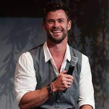 Chris hemsworth brings a lot of fun and humor to the character, showing how thor loves a good fight, and he gets excited to battle with the hulk. 0id 2niv J0pum