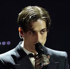 Damiano David Sanremo 2025: l'acconciatura con ciuffo