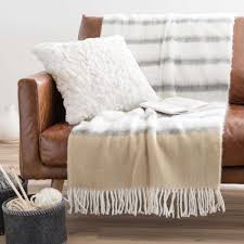 Coussin En Fausse Fourrure Blanche 45 X 45 Cm Maisons Du Monde Throw Blanket Blanket Home