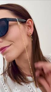 Łańcuszki do okularów to twój niezbędnik tego lata., —, Biżuteria z tego  filmu:, BLUSH Łańcuszek do okularów, MY WAY Łańcuszek do okularów, MY WAY  Choker z kuleczkami, CALL ME Naszyjnik z rodonitów, ...