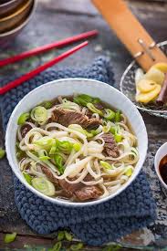 Vietnamesische Nudelsuppe Pho Bo Leckere Reisnudeln Und Rinderfilet In Feiner Huhnerbruhe Eine Leckere Suppe Nudelsuppe Asiatische Rezepte Asiatisch Kochen