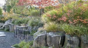 Ein Rustikaler Aber Gleichzeitig Filigraner Garten Im Ahrtal Am Hang Die Natursteinwand Grenzt Kiesbett Von Pflan In 2020 Garten Gartengestaltung Abschussiger Garten