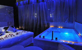 Le Gourguillon Est Une Chambre Avec Jacuzzi Jacuzzi Interieur Slaapkamer
